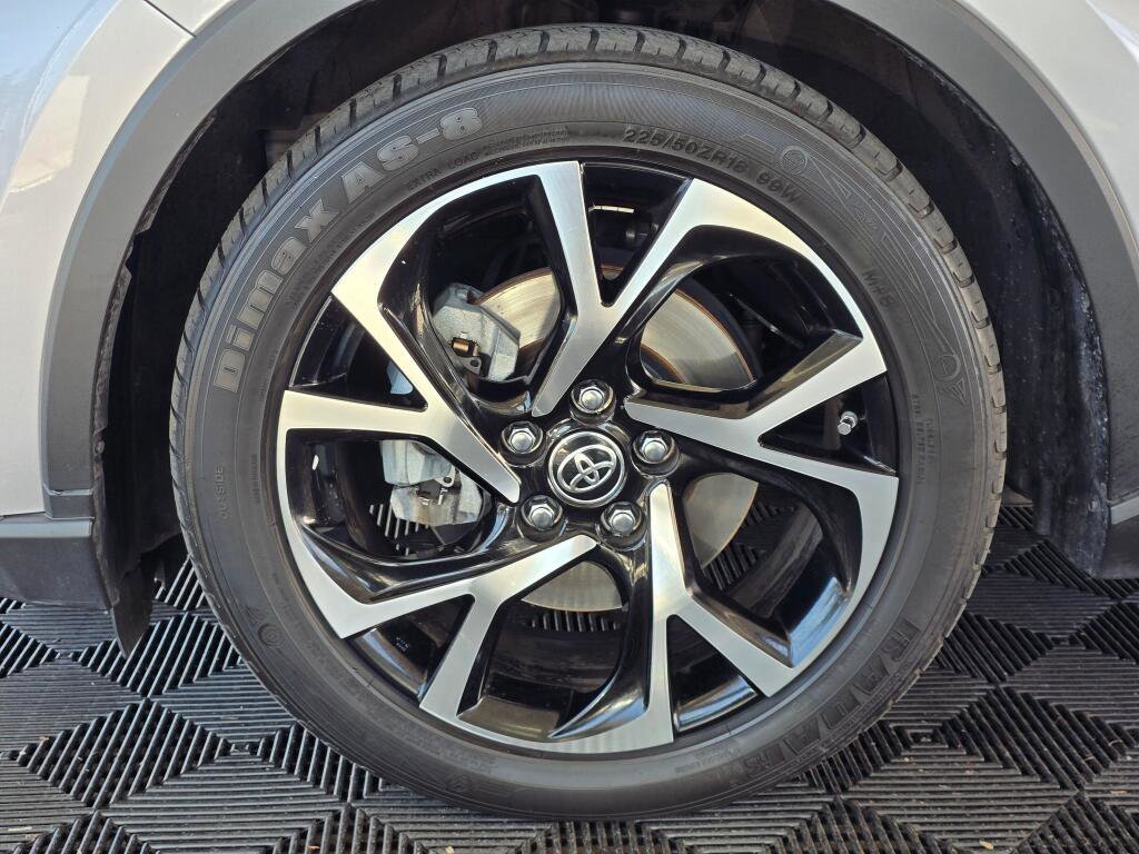 Used 2020 Toyota C-HR XLE image 11
