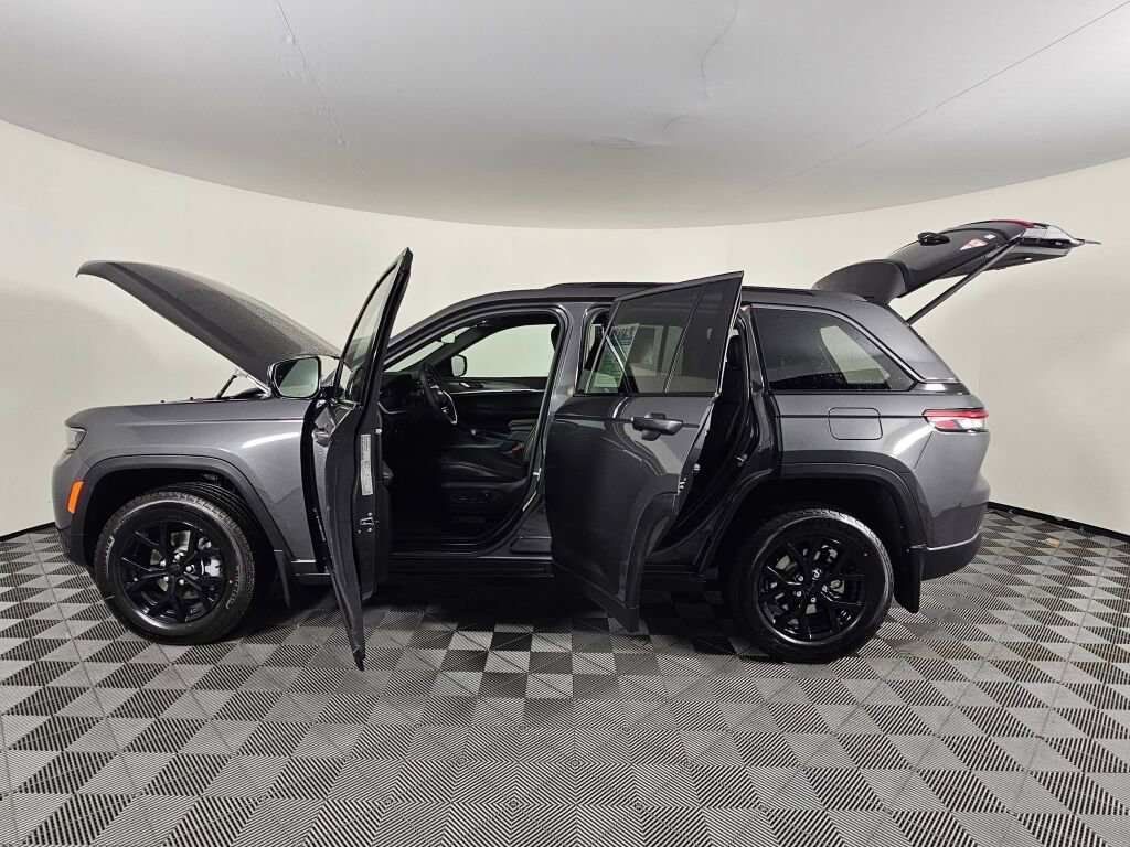 New 2026 Jeep Grand Cherokee Altitude image 17