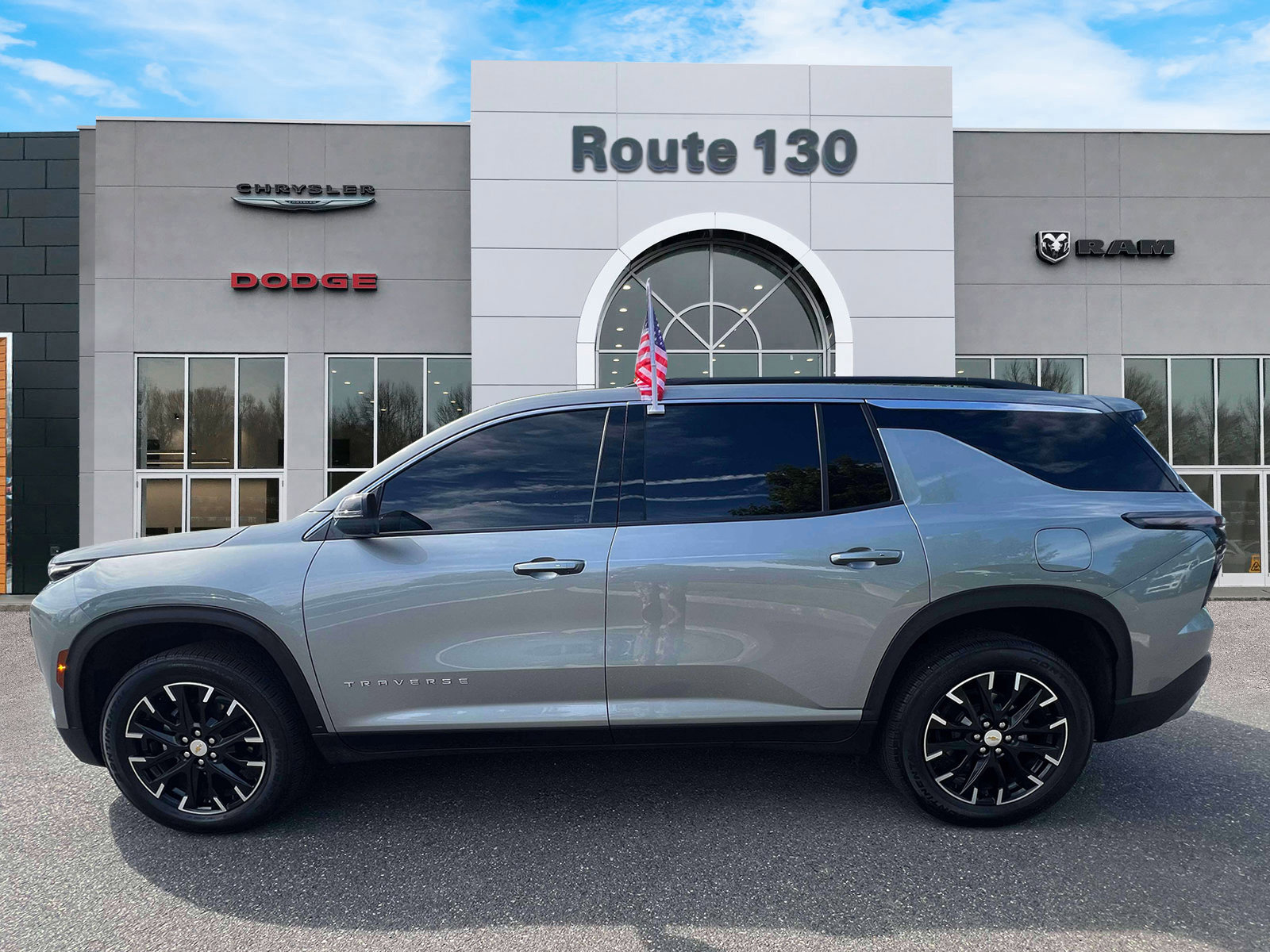 Used 2025 Chevrolet Traverse LT w/ Sun and Wheel Package AWD/4WD image 5