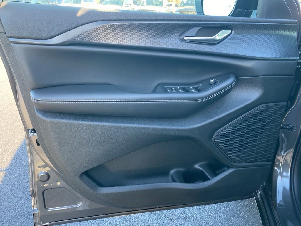 New 2025 Jeep Grand Cherokee L Altitude image 9