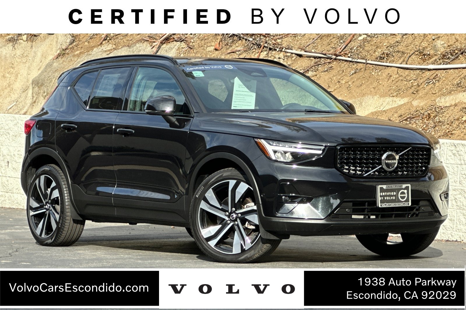 Certified 2025 Volvo XC40 B5 Plus image 1