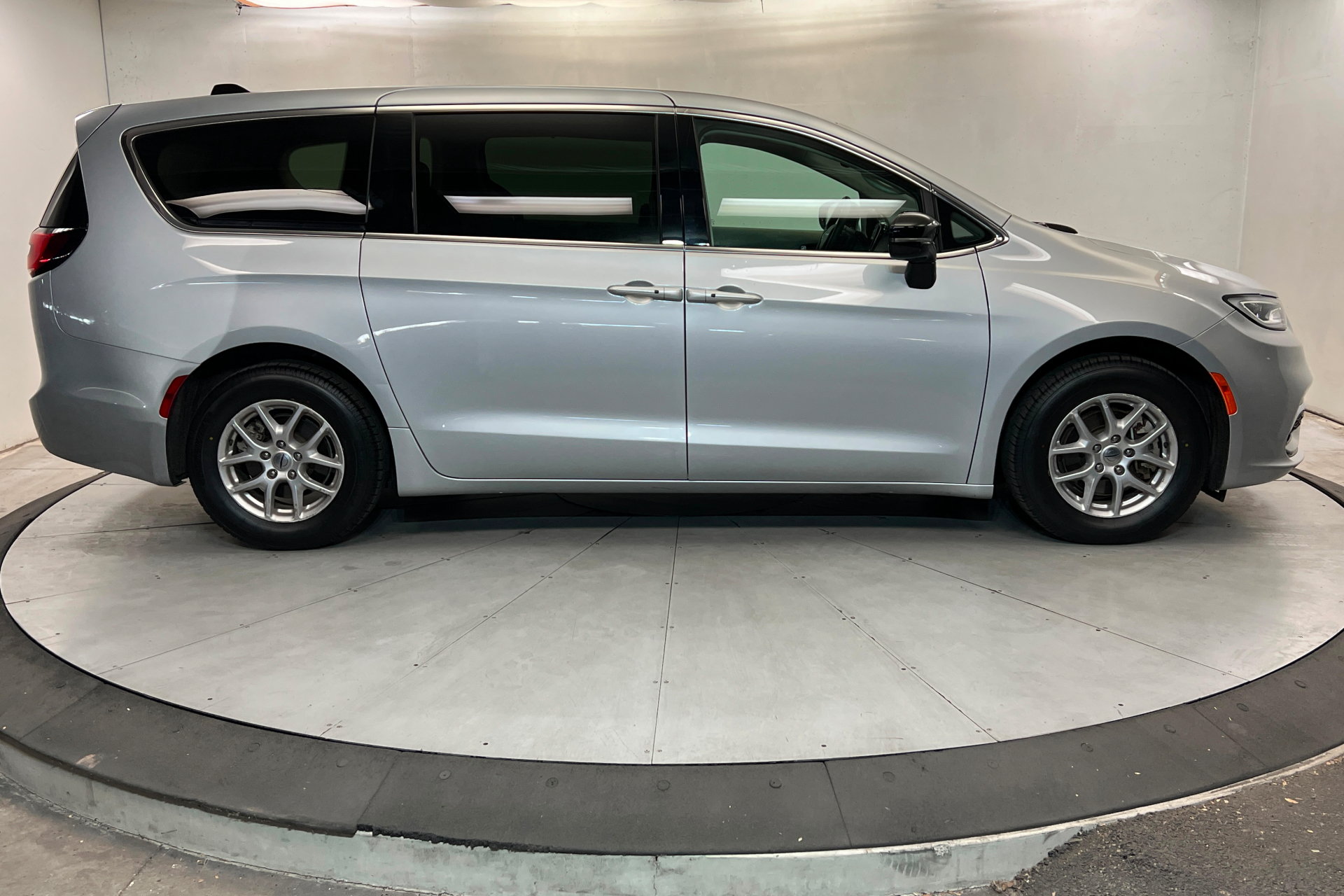 Used 2024 Chrysler Pacifica Touring-L FWD image 6