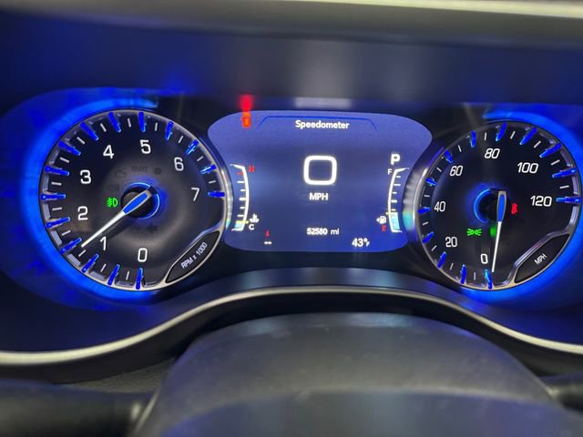 Used 2024 Chrysler Pacifica Touring-L image 2