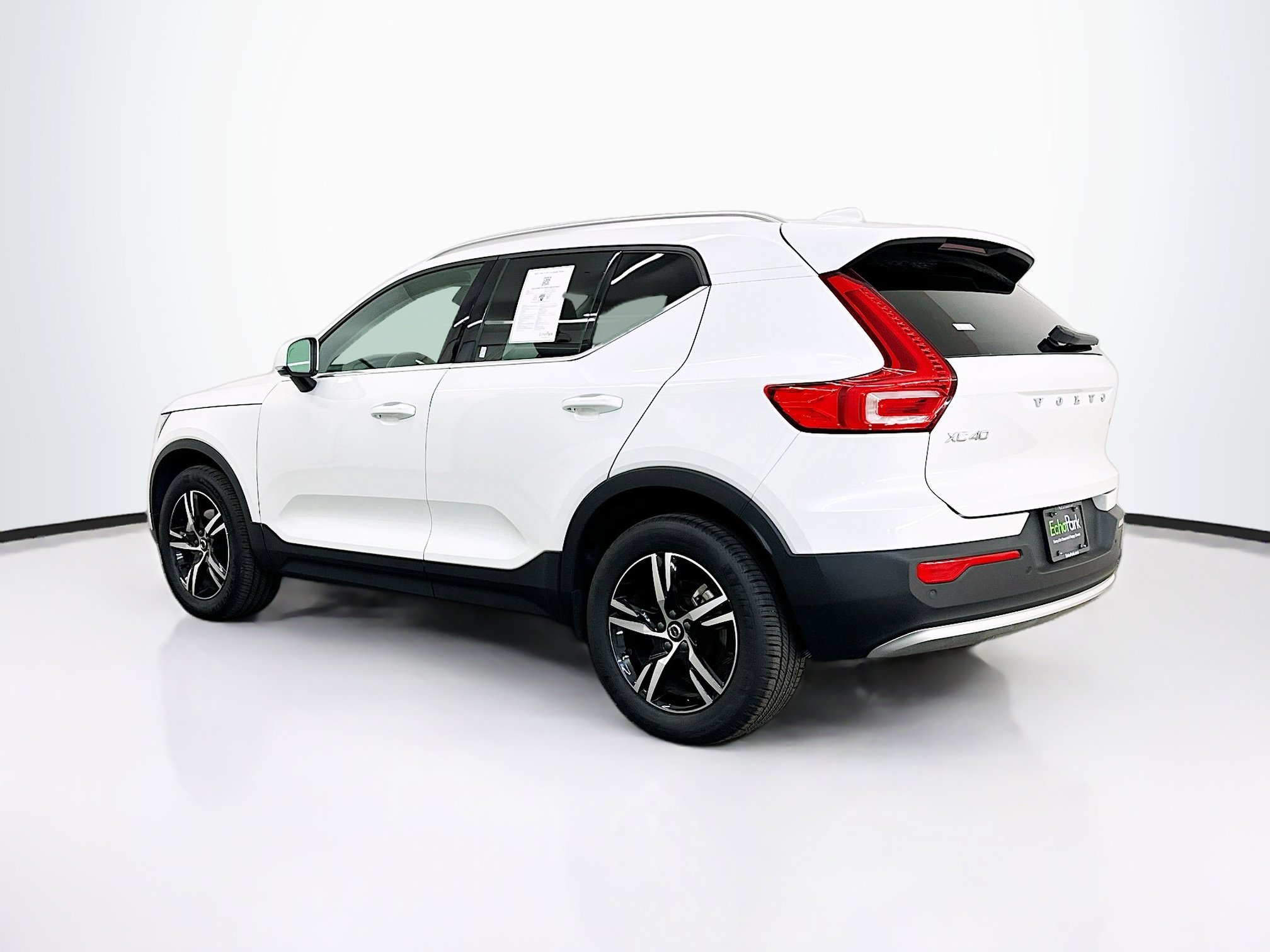 Used 2025 Volvo XC40 B5 Core image 5