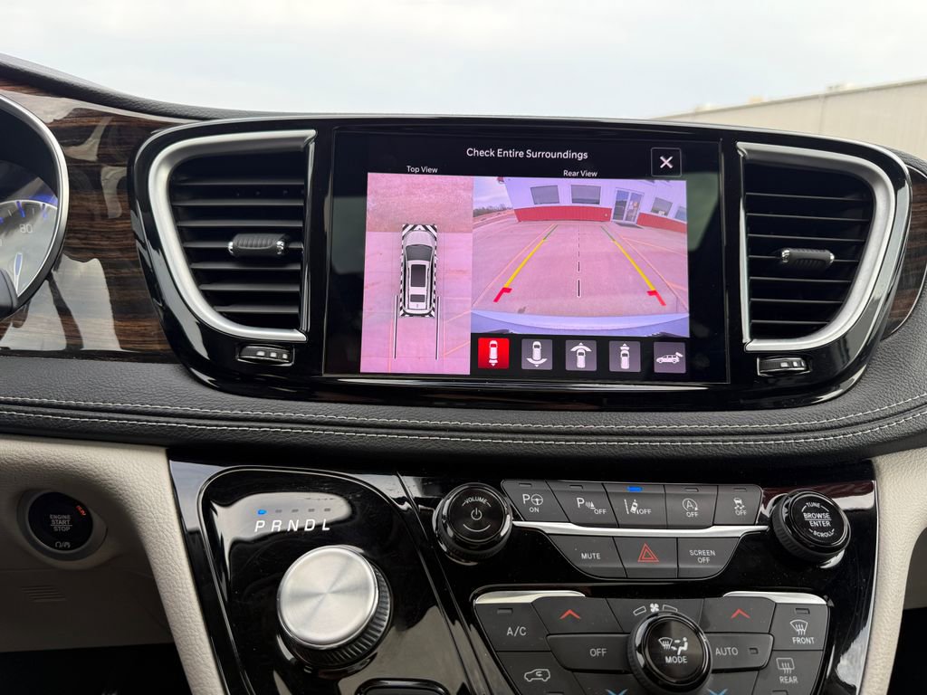 Used 2023 Chrysler Pacifica Limited AWD/4WD image 31