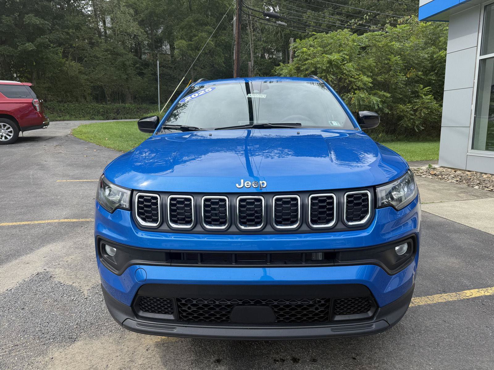 Used 2025 Jeep Compass Latitude AWD/4WD image 2