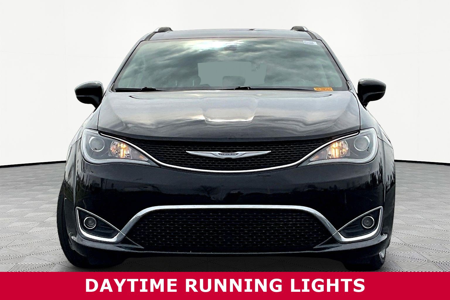 Used 2018 Chrysler Pacifica Touring-L image 2