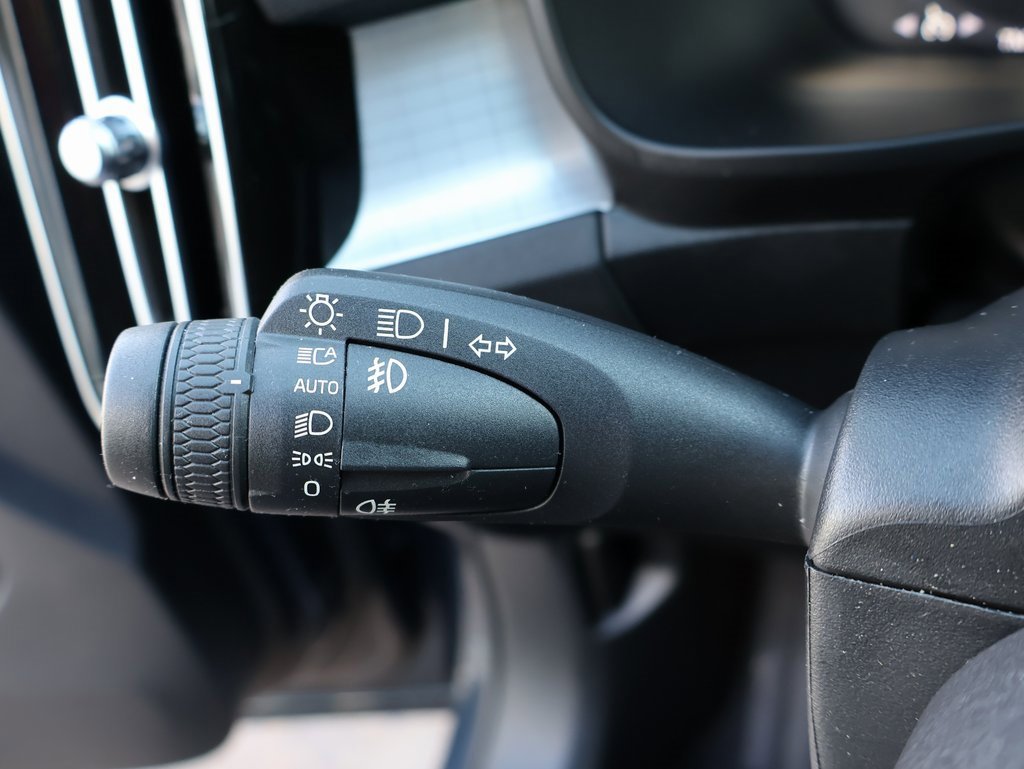 Used 2022 Volvo XC40 T5 Momentum image 38