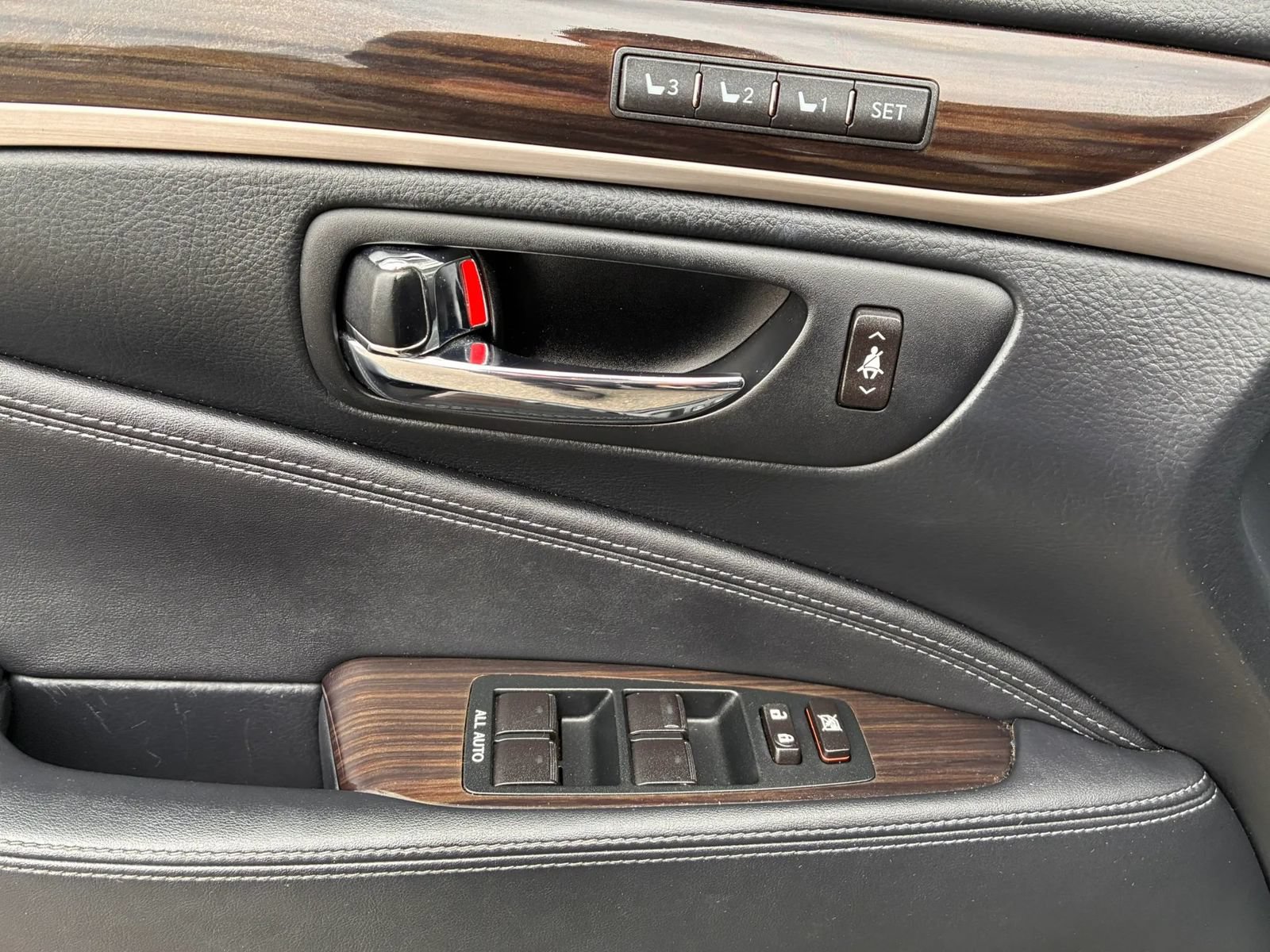 Used 2013 Lexus LS 460 L w/ All-Weather Pkg RWD image 16