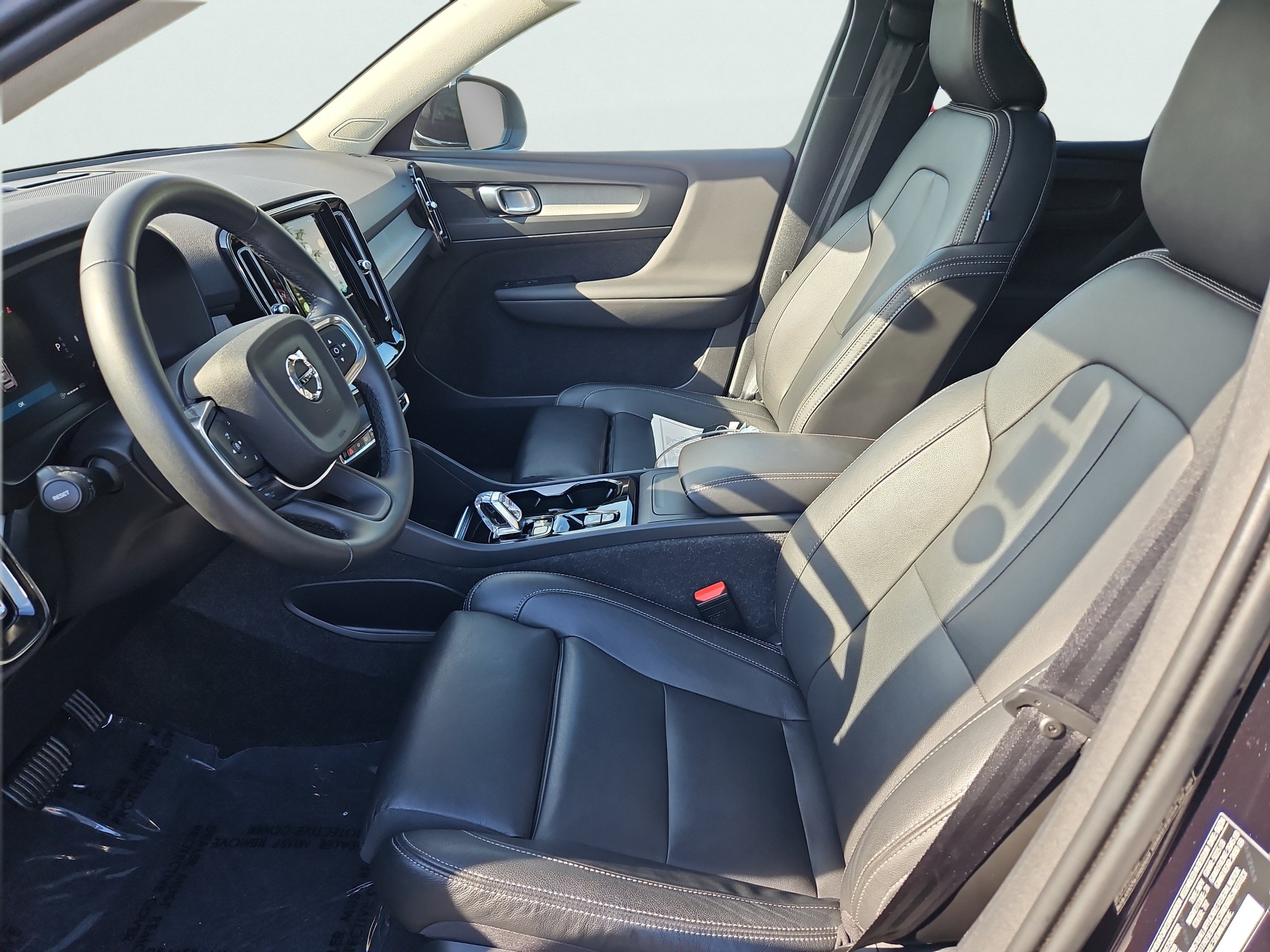 Used 2025 Volvo XC40 B5 Plus AWD/4WD image 33