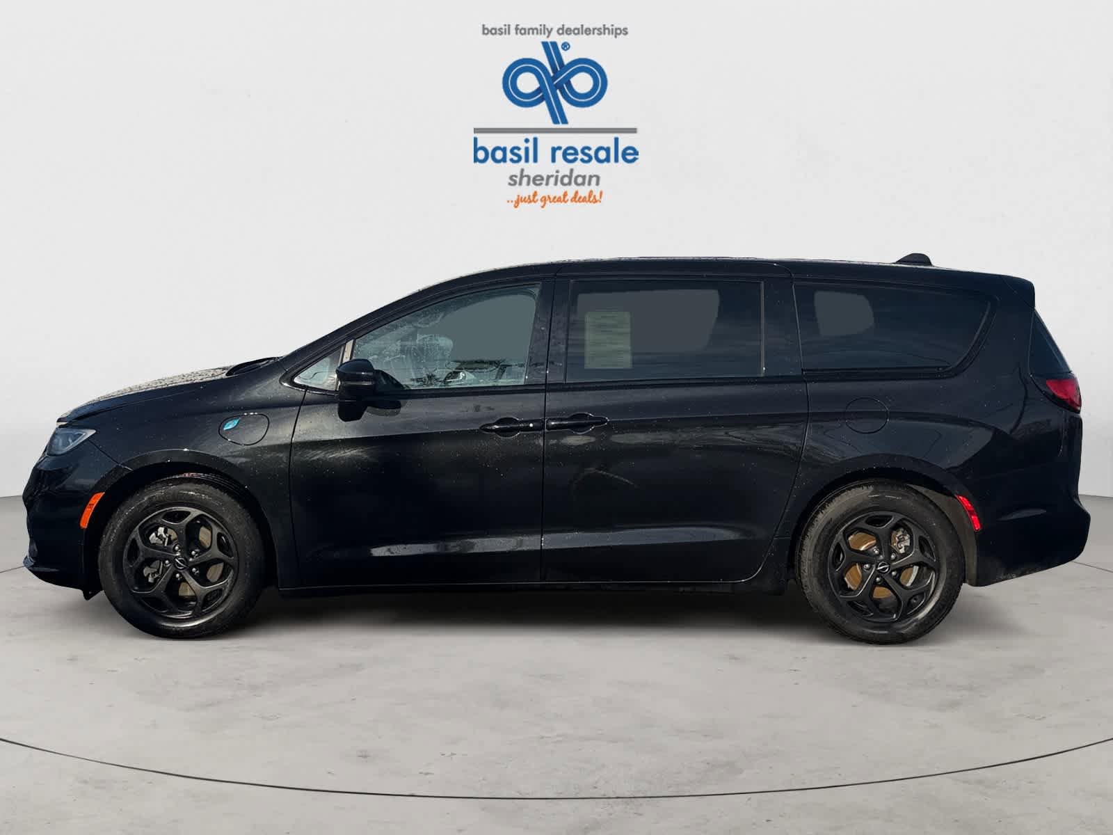 Used 2022 Chrysler Pacifica Touring-L w/ S Appearance Package FWD image 3
