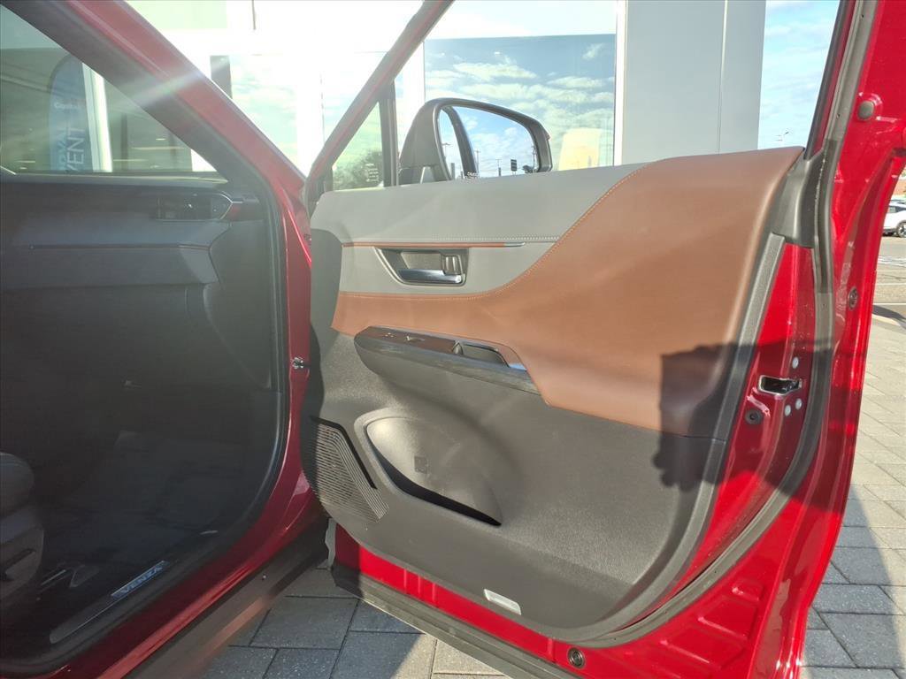 Used 2023 Toyota Venza Limited image 13