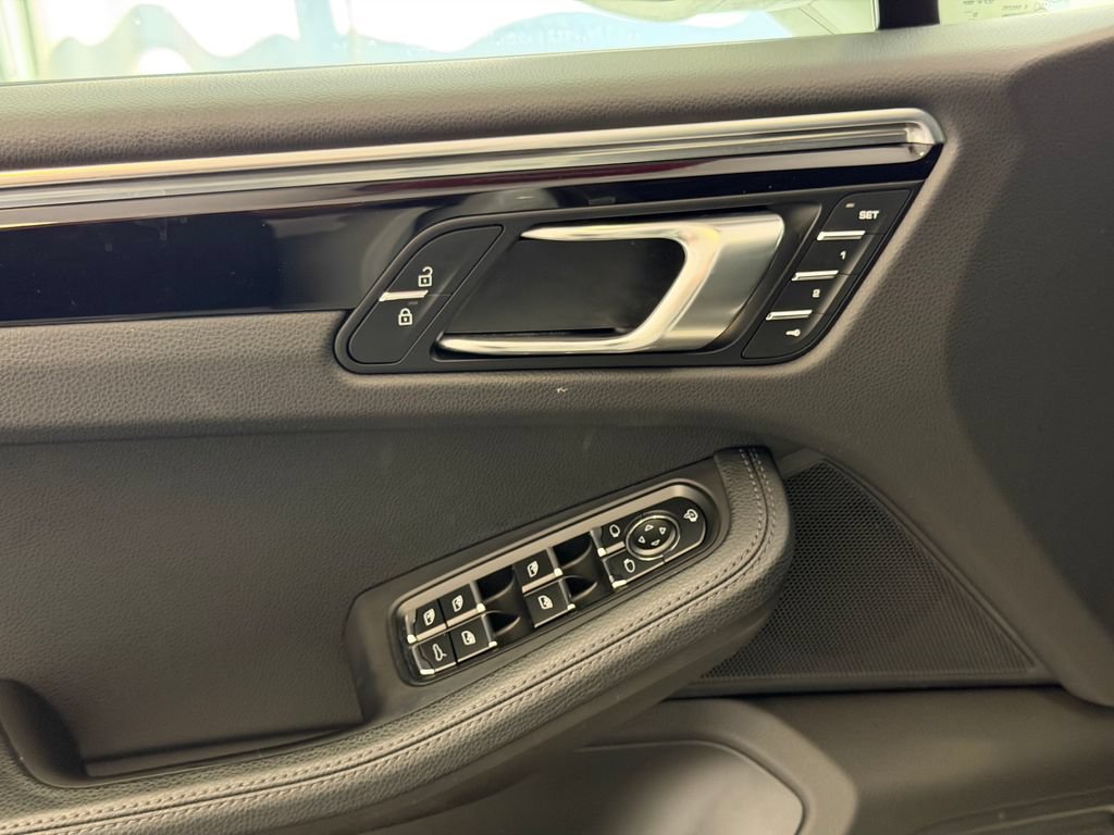 Certified 2023 Porsche Macan AWD/4WD image 14