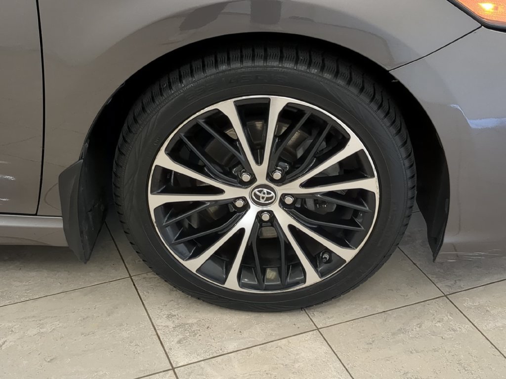 Used 2018 Toyota Camry SE w/ Moonroof Package FWD image 12