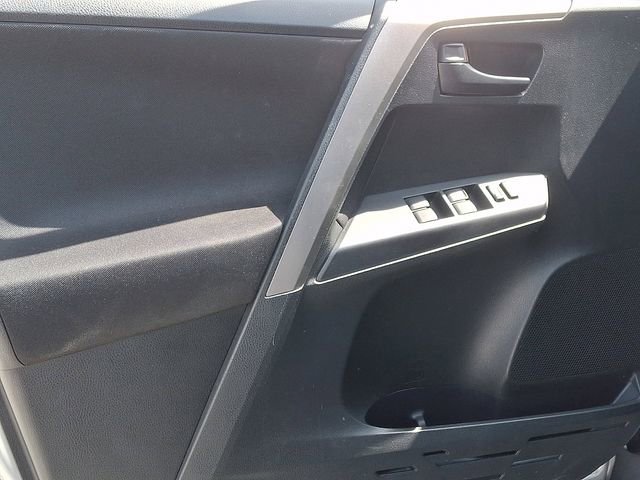 Used 2018 Toyota RAV4 LE image 14