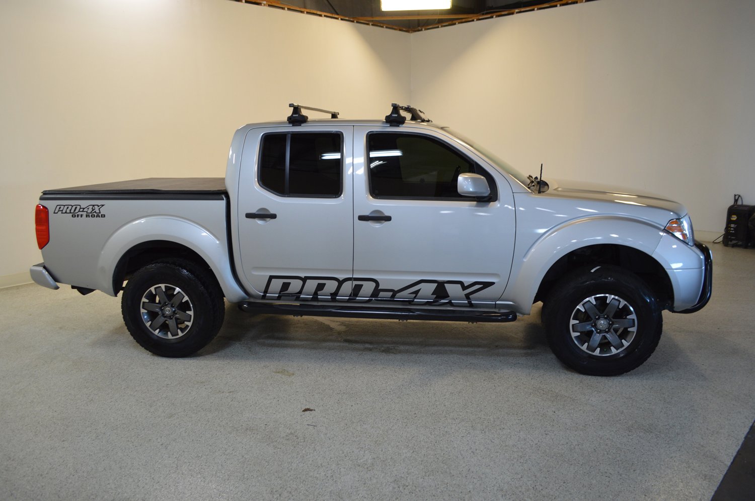 Used 2018 Nissan Frontier PRO-4X AWD/4WD image 2