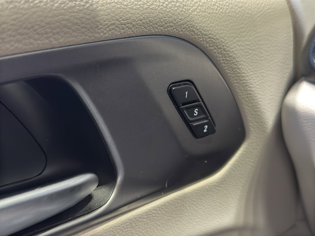 Used 2023 Chrysler Pacifica Touring-L FWD image 34