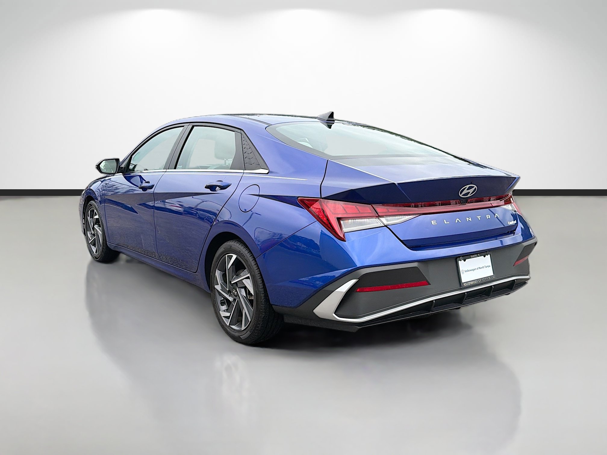 Used 2025 Hyundai Elantra Limited FWD image 5