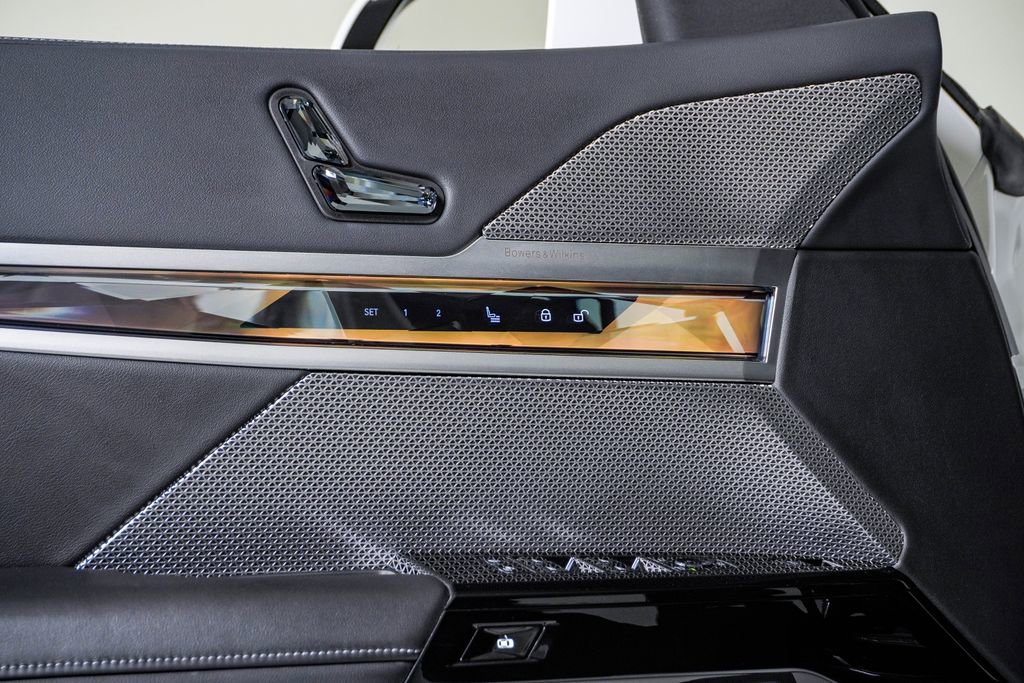 Used 2025 BMW 740i xDrive image 30