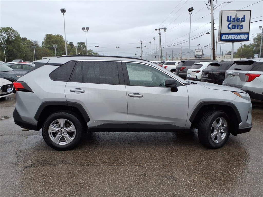 Used 2025 Toyota RAV4 LE AWD/4WD image 3