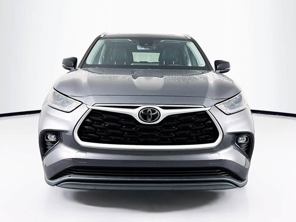 Used 2023 Toyota Highlander XLE FWD image 2