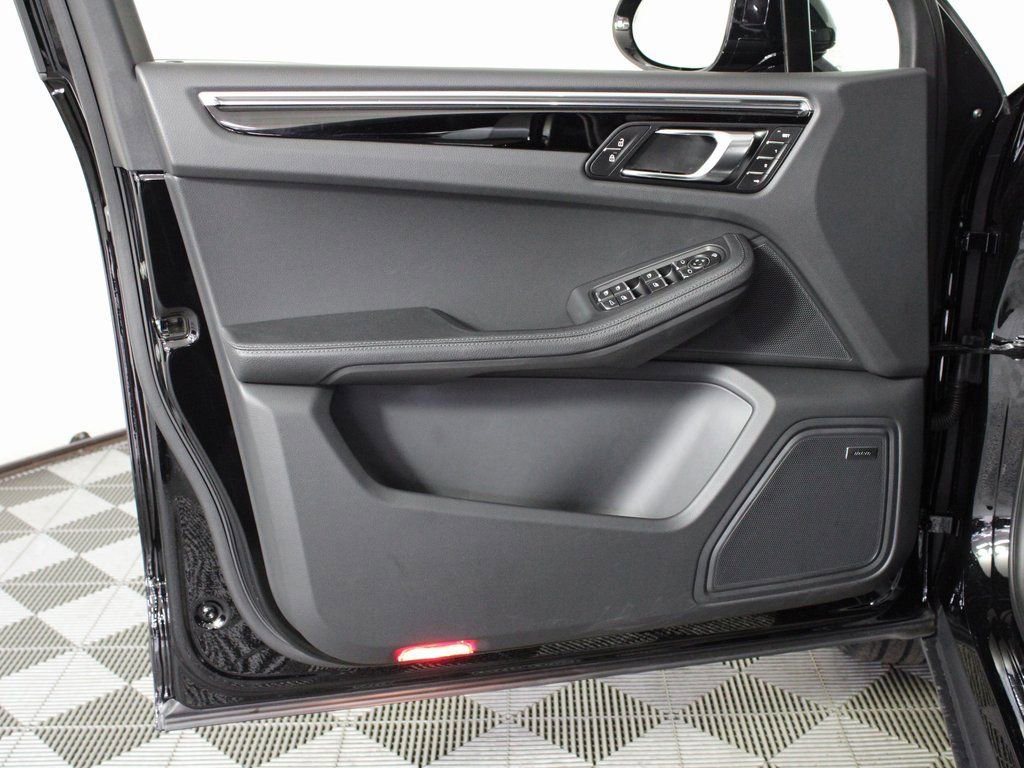Certified 2025 Porsche Macan image 15