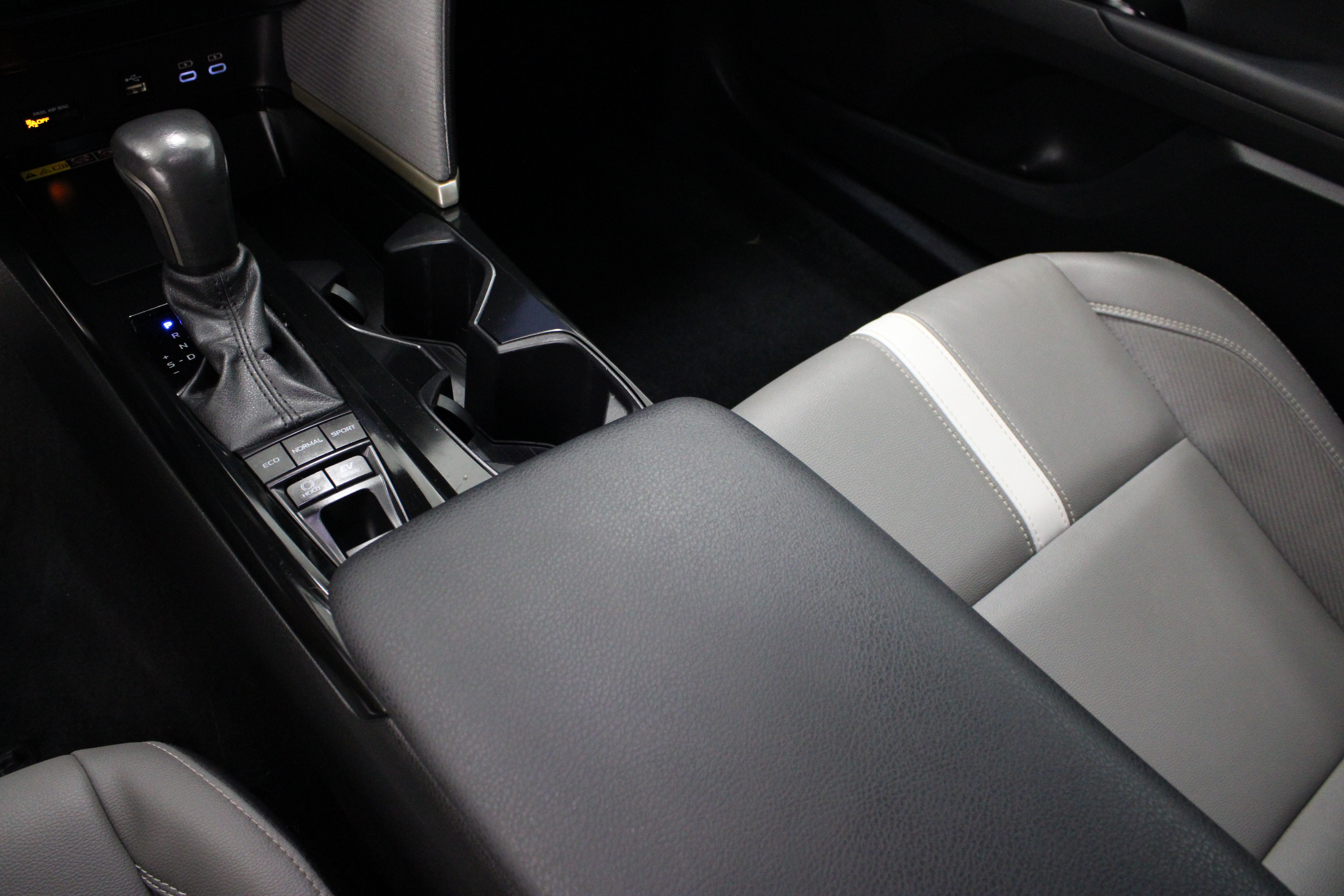 Used 2025 Toyota Camry SE w/ Convenience Package FWD image 17