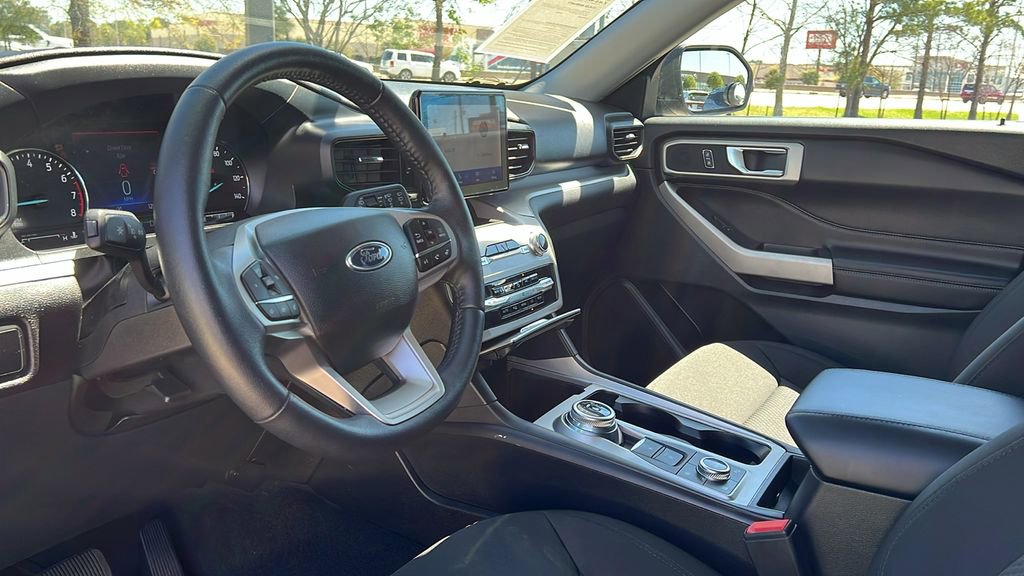 Used 2024 Ford Explorer XLT image 2