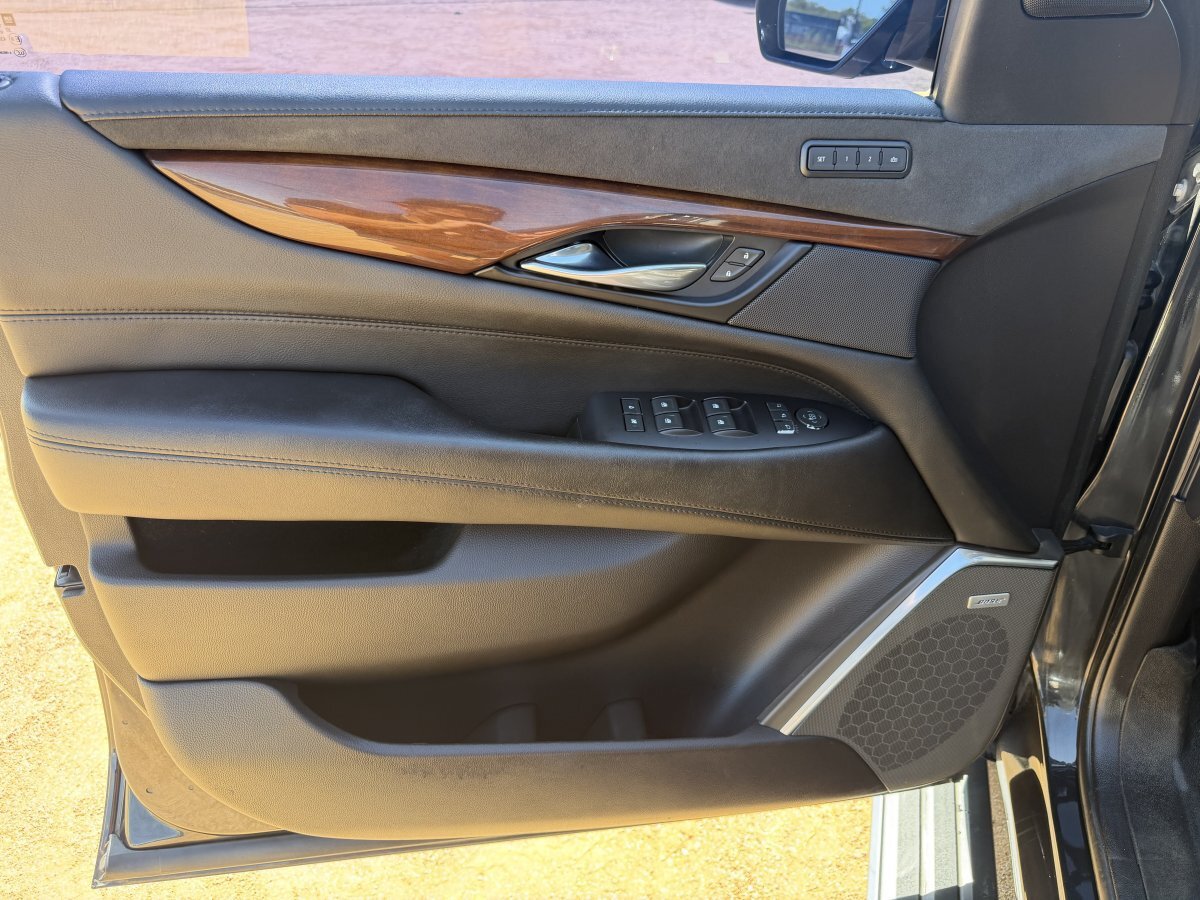 Used 2019 Cadillac Escalade Premium Luxury AWD/4WD image 11