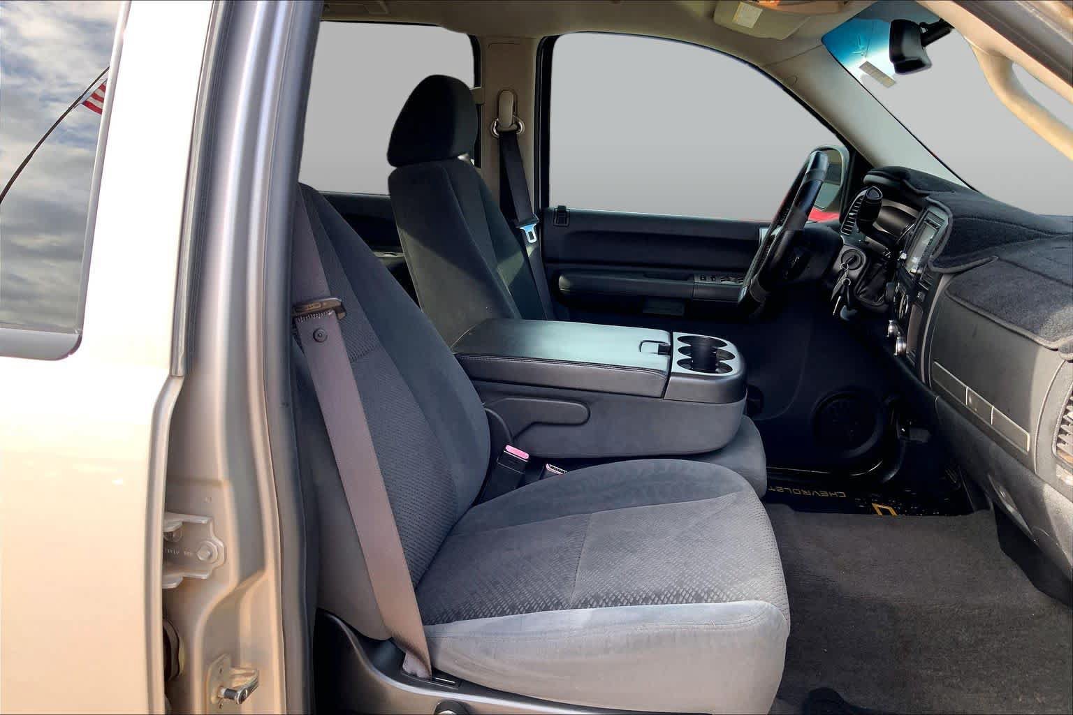 Used 2007 Chevrolet Silverado 1500 LT w/ 1LT Convenience Package AWD/4WD image 8