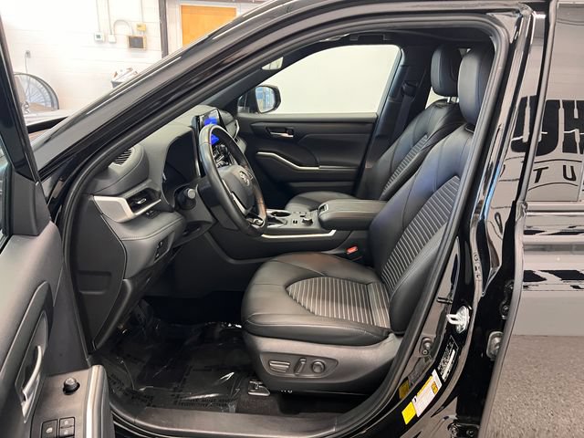 Used 2025 Toyota Highlander XSE AWD/4WD image 19