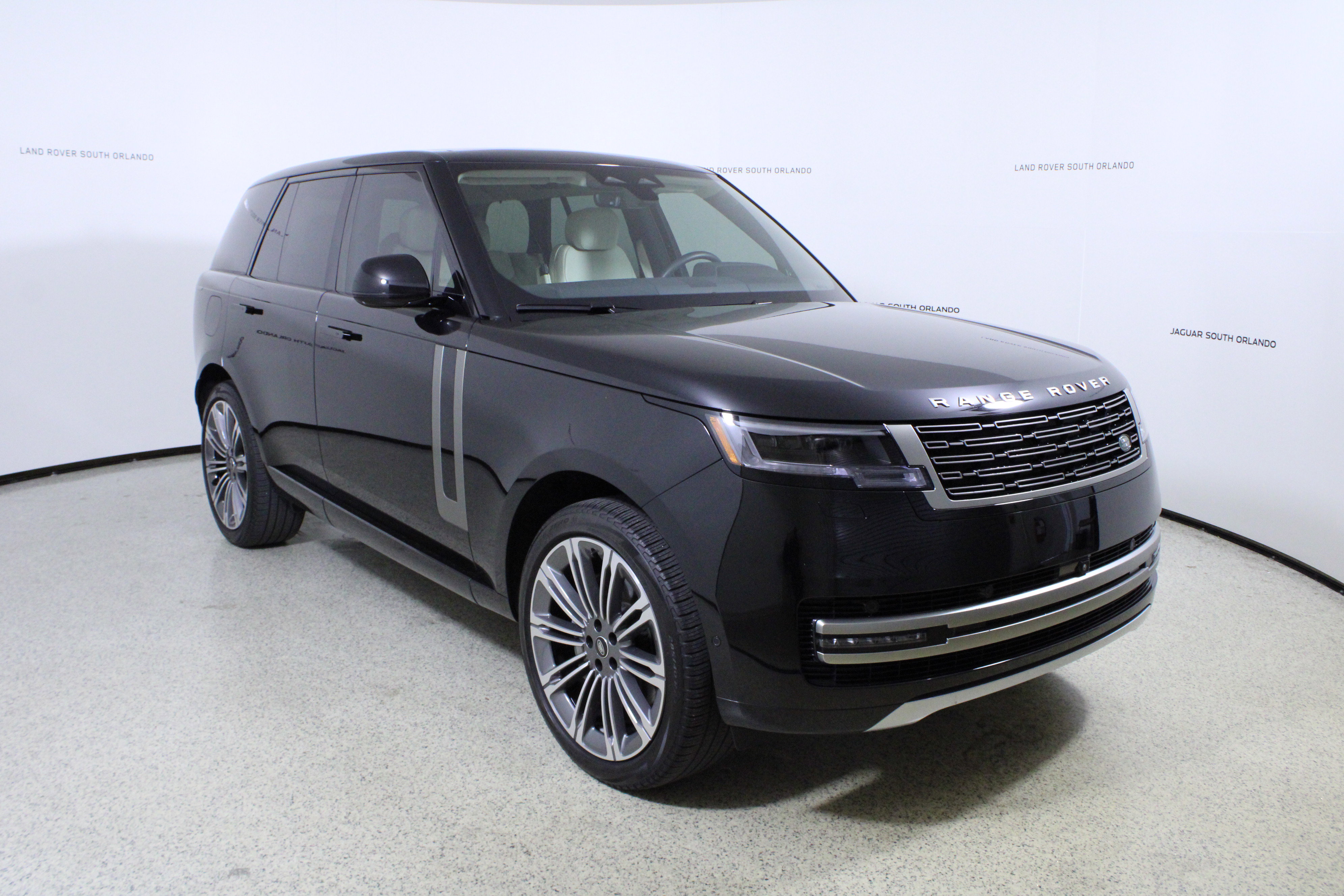 Used 2024 Land Rover Range Rover SE image 3