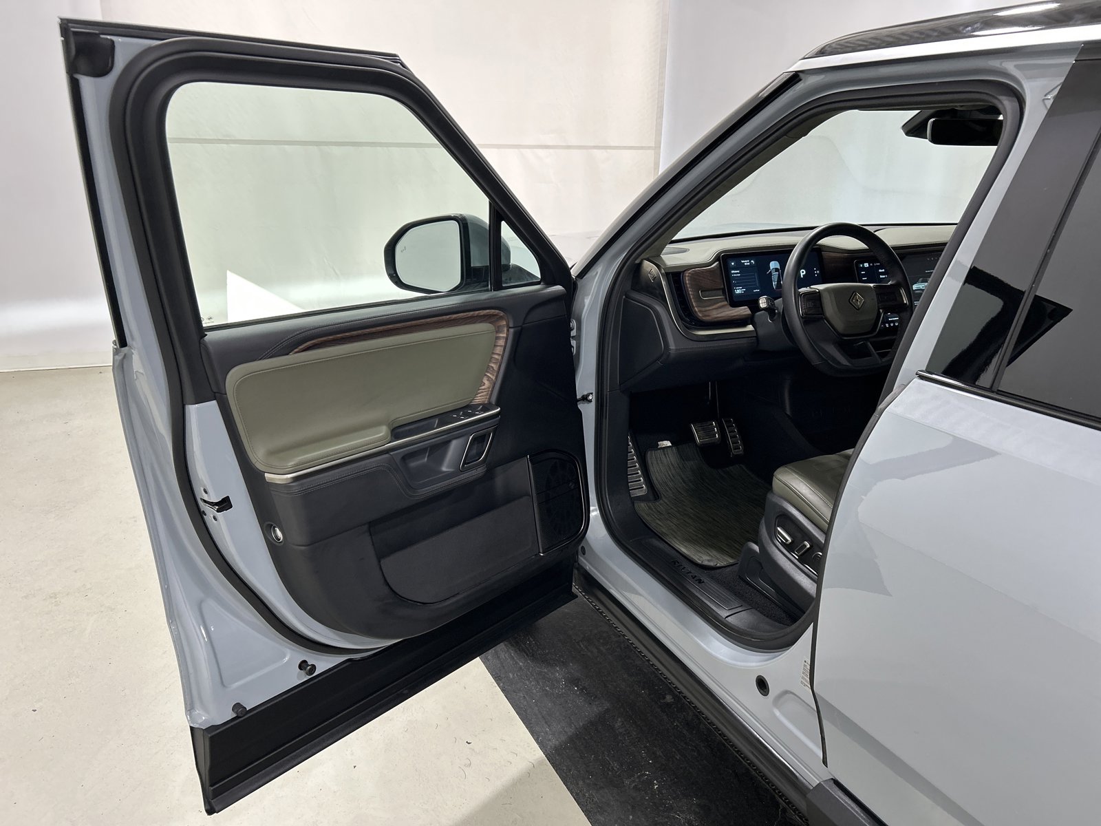 Used 2023 Rivian R1S Adventure image 16