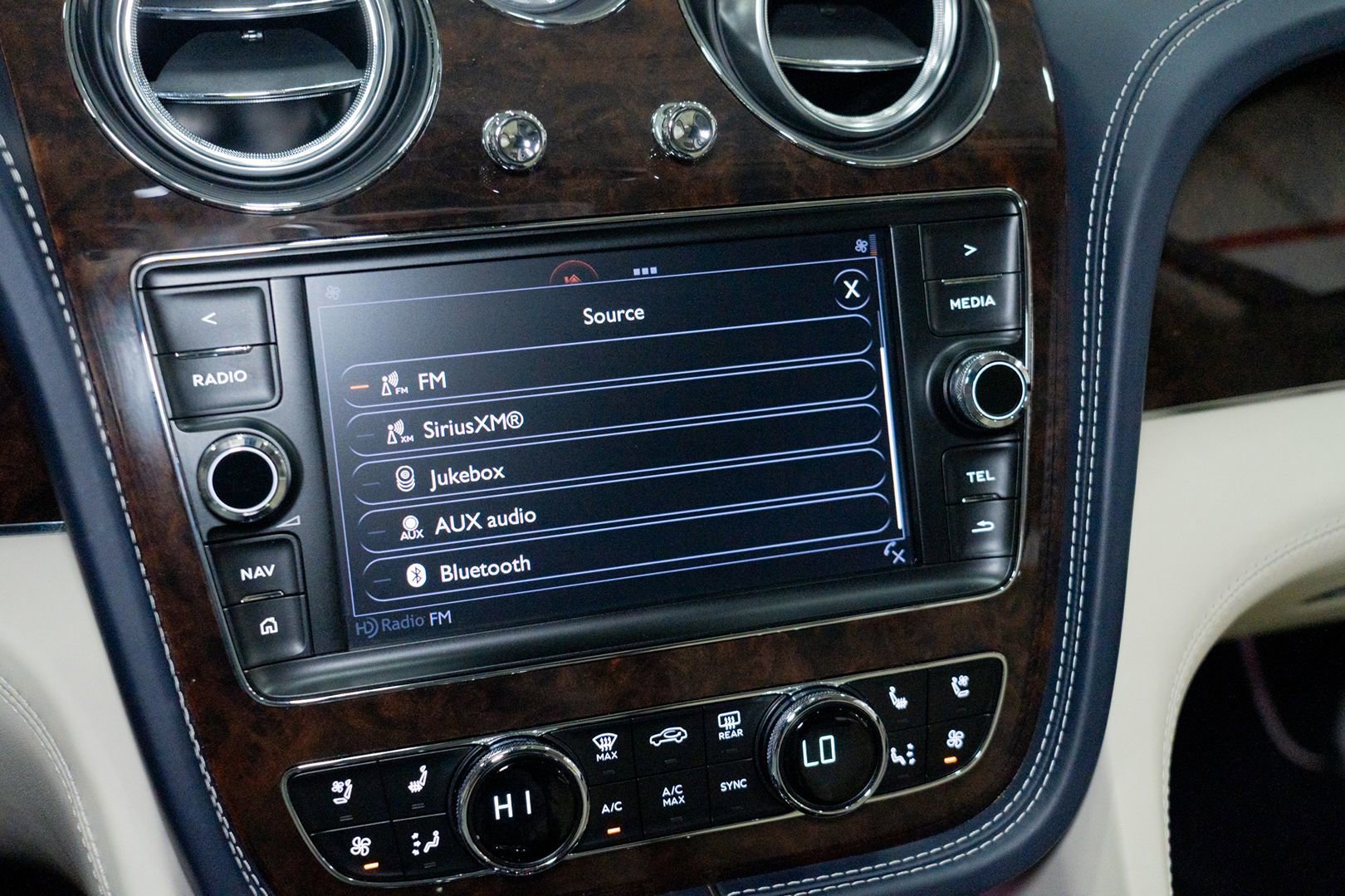 Used 2020 Bentley Bentayga V8 image 54