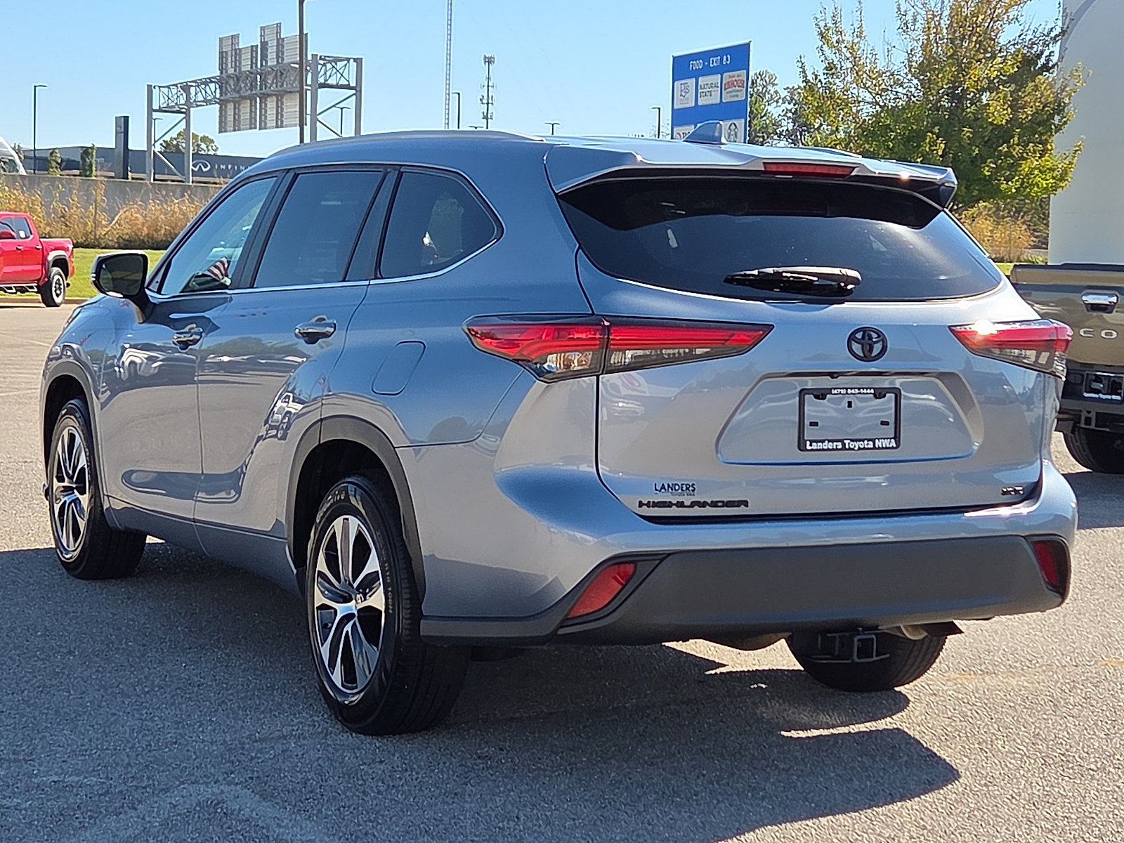 Used 2023 Toyota Highlander XLE FWD image 4