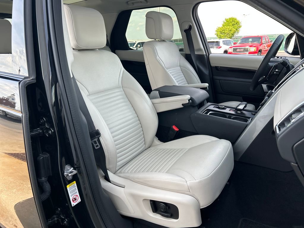 Used 2025 Land Rover Discovery S image 58