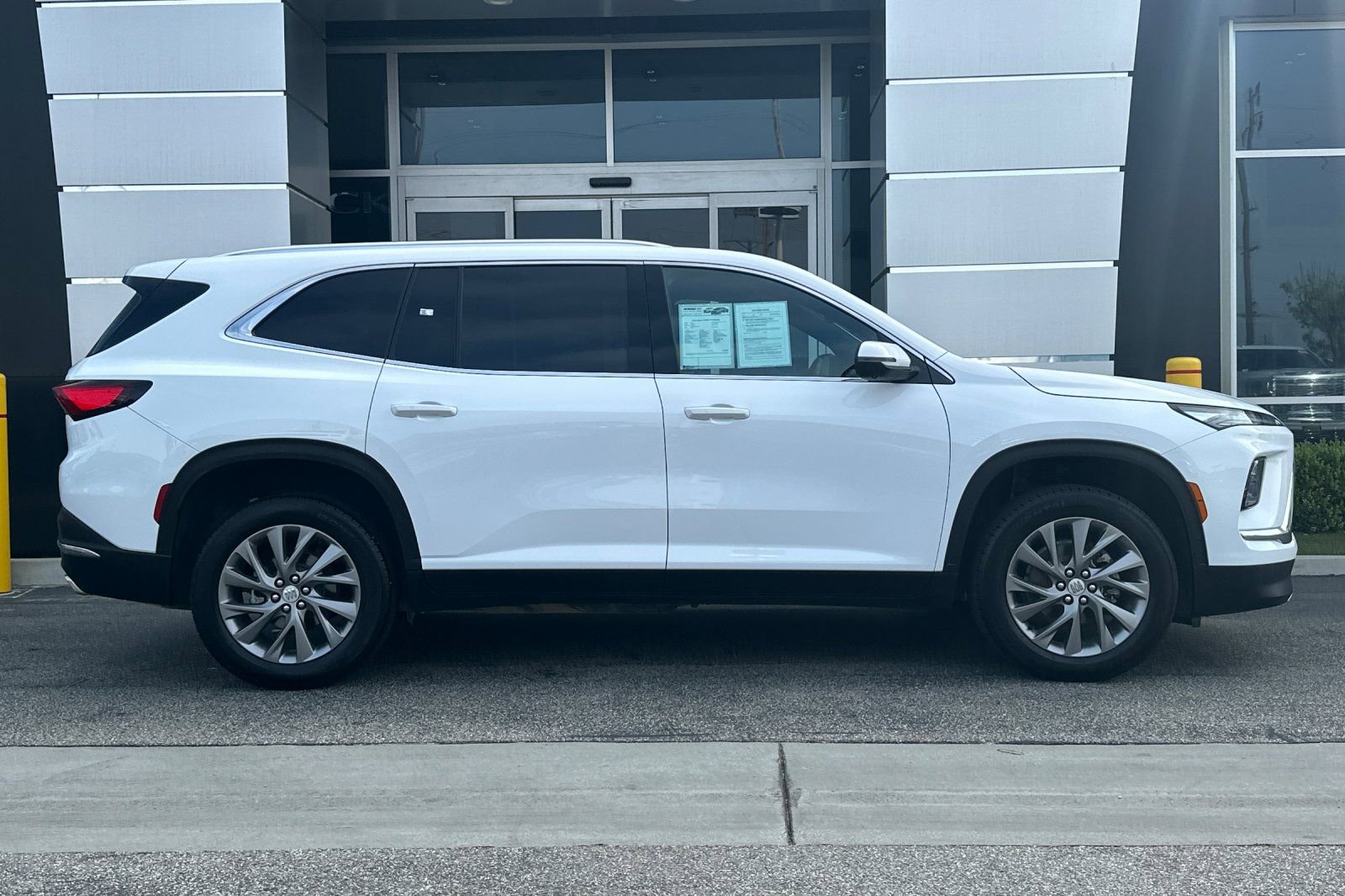 Used 2025 Buick Enclave Preferred image 3
