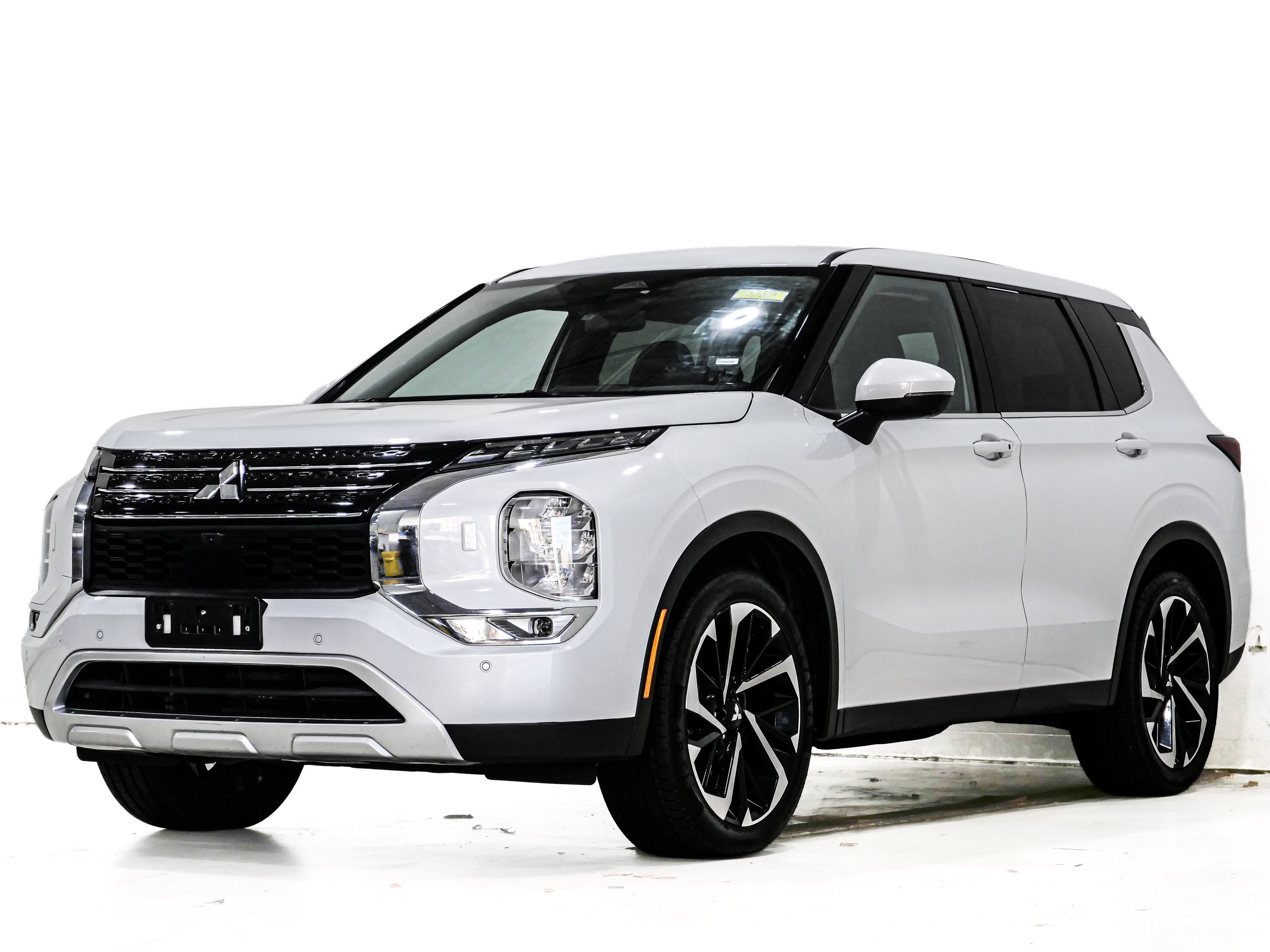 Used 2024 Mitsubishi Outlander AWD image 3