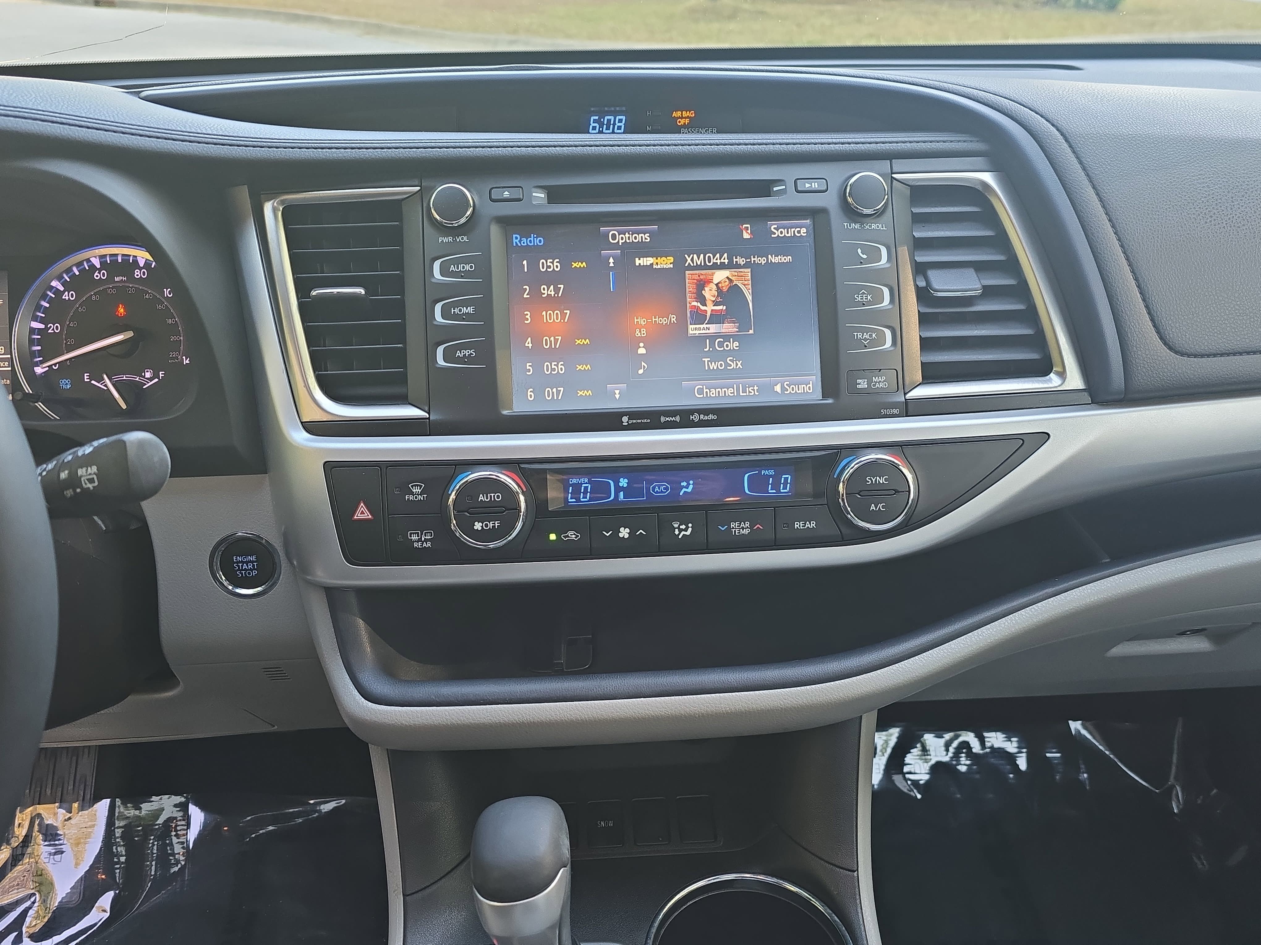 Used 2019 Toyota Highlander XLE FWD image 19