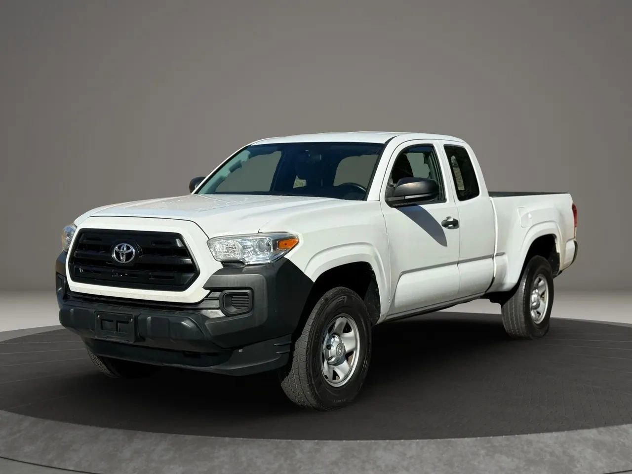Used 2016 Toyota Tacoma SR image 1