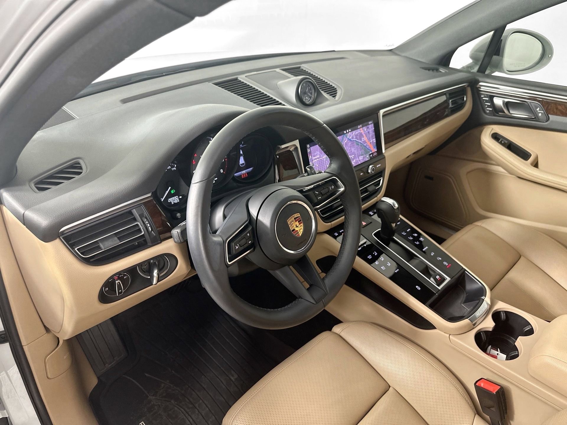 Certified 2022 Porsche Macan image 4