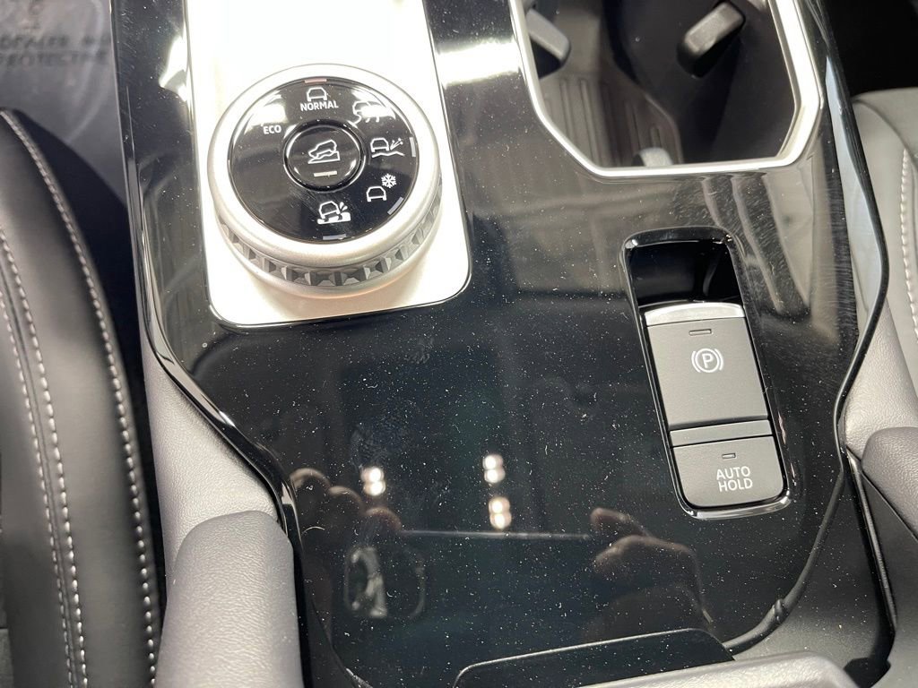 New 2025 Mitsubishi Outlander SE image 14