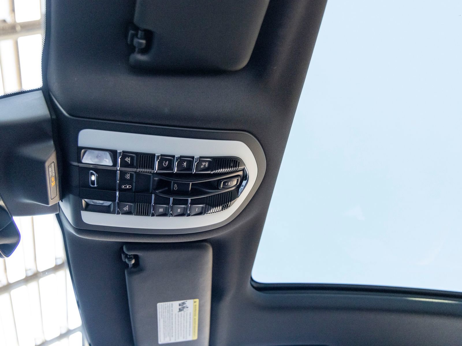 Certified 2025 Porsche Macan AWD/4WD image 29