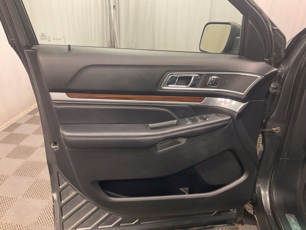 Used 2017 Ford Explorer Limited w/ Equipment Group 301A AWD/4WD image 22