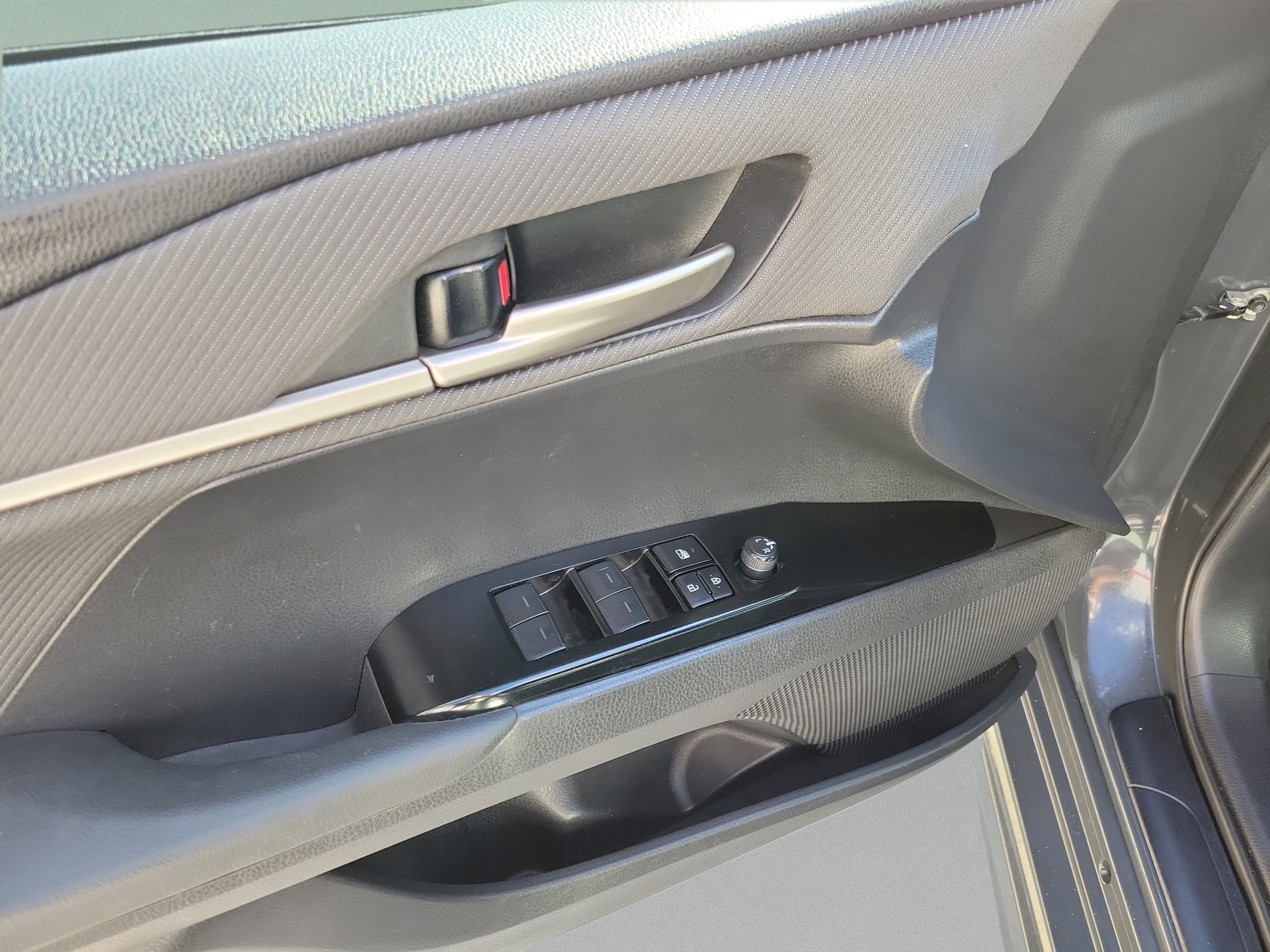 Used 2025 Toyota Camry SE FWD image 13