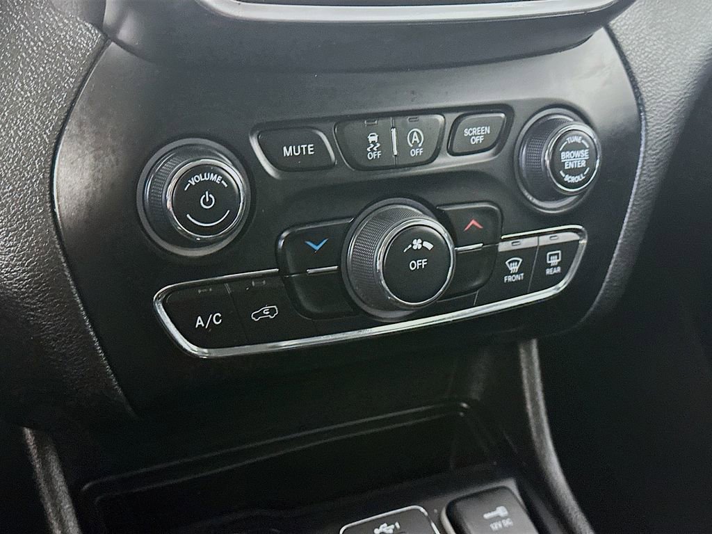 Used 2021 Jeep Cherokee Latitude Plus AWD/4WD image 18