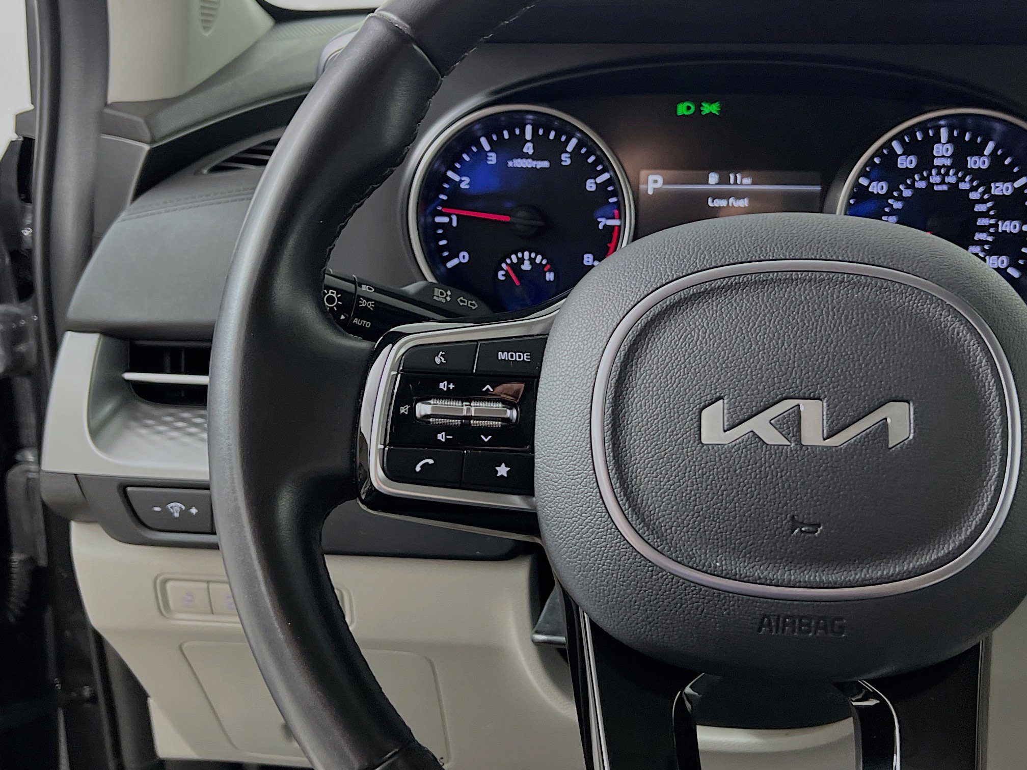 Used 2024 Kia Carnival LX image 19