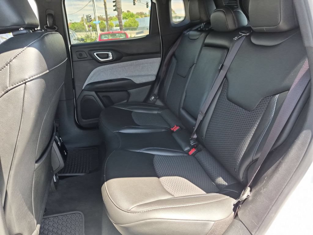 Used 2025 Jeep Compass Latitude w/ Sun & Sound Group AWD/4WD image 28