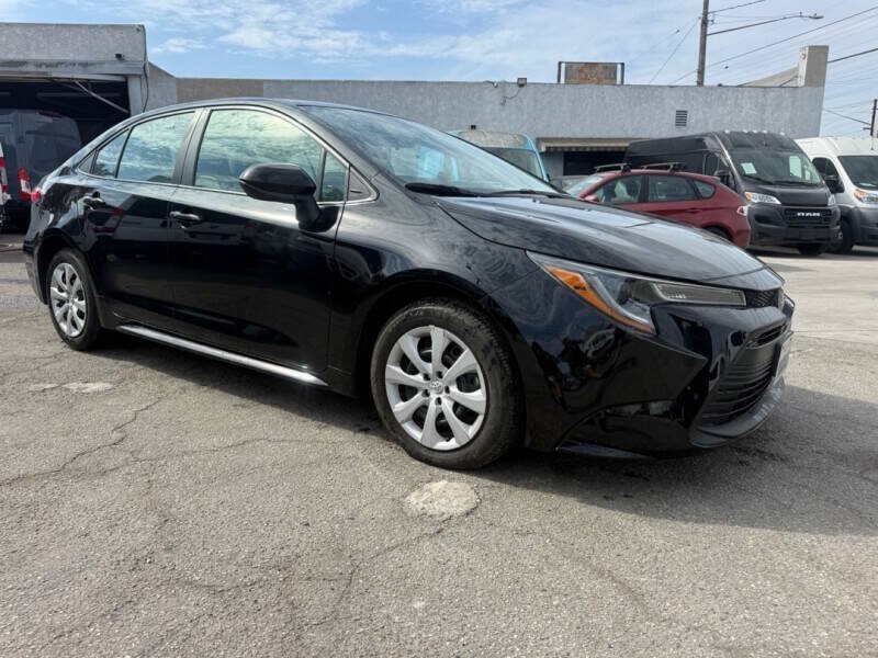 Used 2025 Toyota Corolla LE FWD image 1