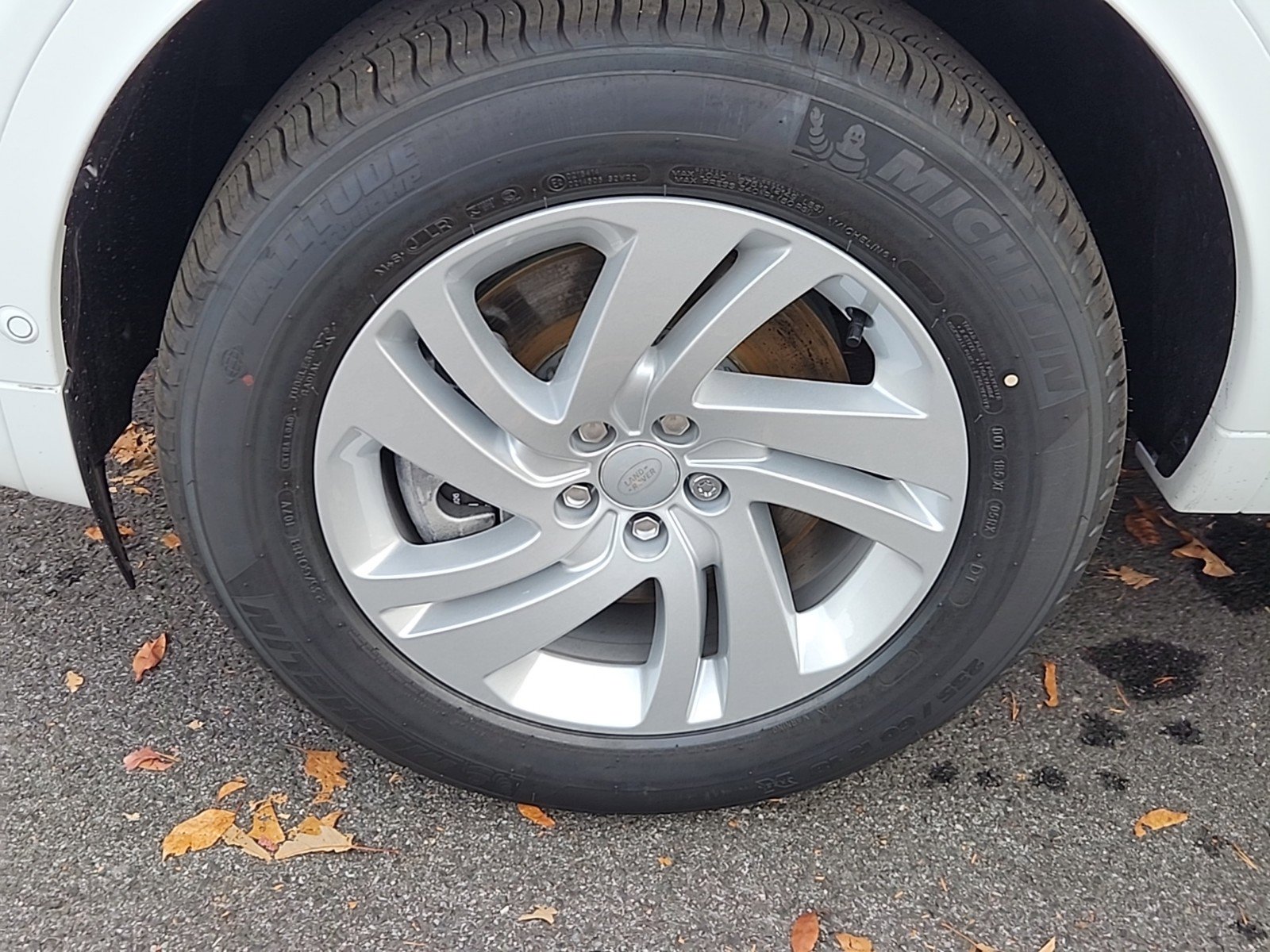 Used 2025 Land Rover Discovery Sport S image 9